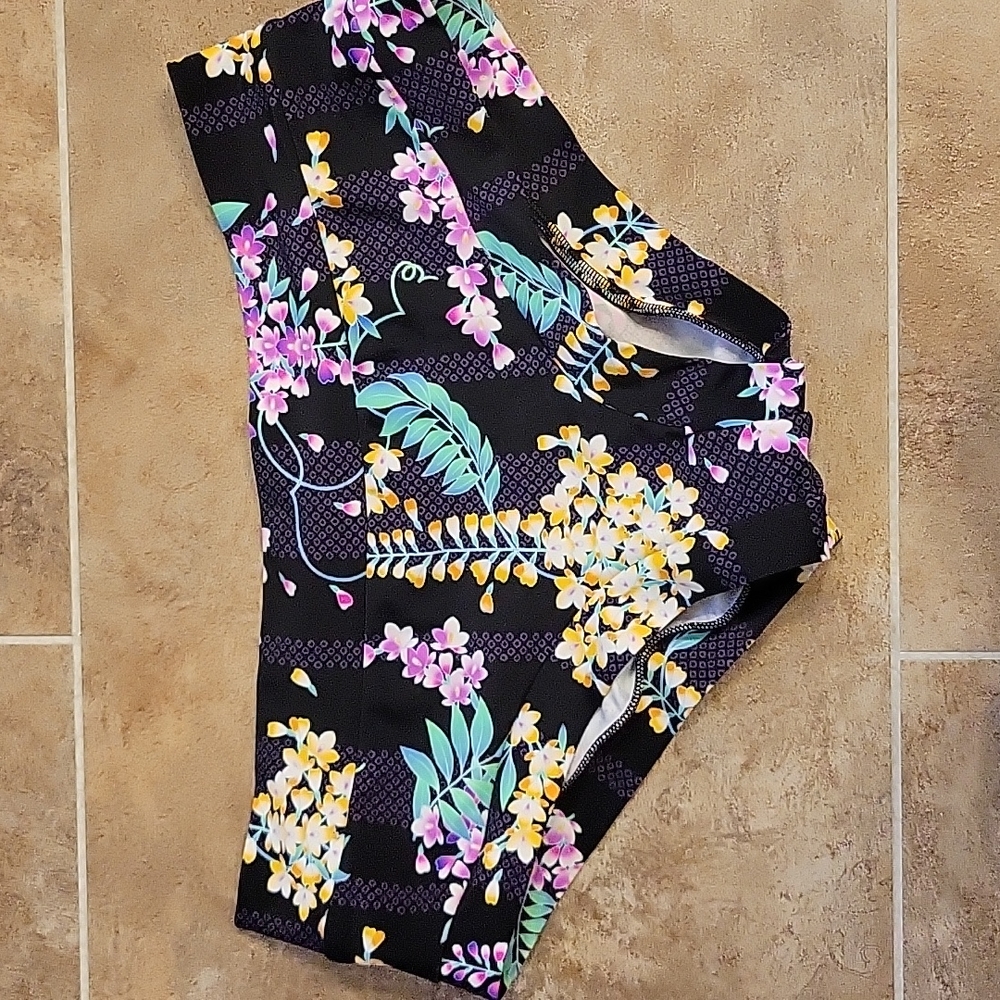 Cleo the Hurricane Classic Hot Pants Size Small